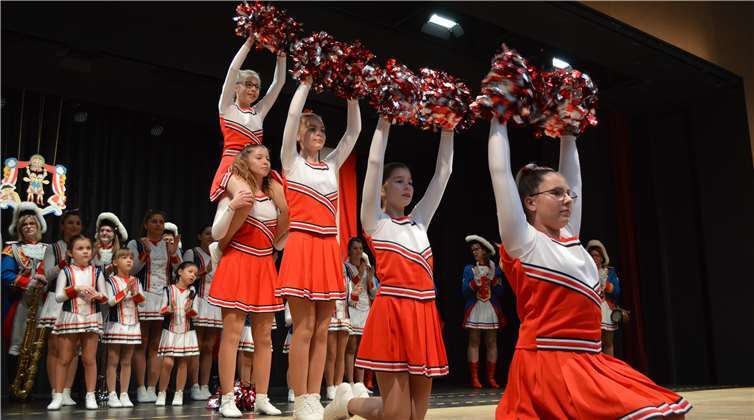 Einen gelungenen Auftritt mit vielen Showelementen brachten mittleren Gardemädchen der Stadtsoldaten auf die Bühne.
