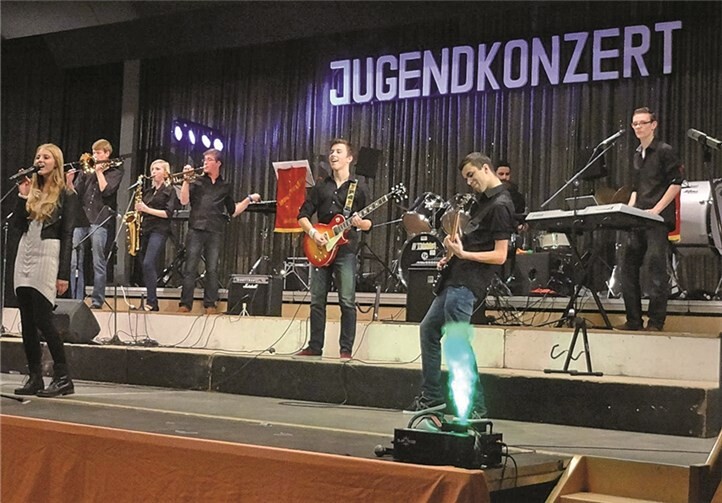 Einen gelungenen Überraschungsauftritt absolvierten die jungen Musiker der neu gegründeten Band „Zufallsexperiment“.