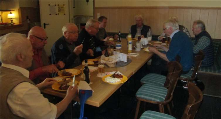 Einen gemütlichen Abend verbrachten ide Herren bei leckerem Essen und guten Gesprächen.privat