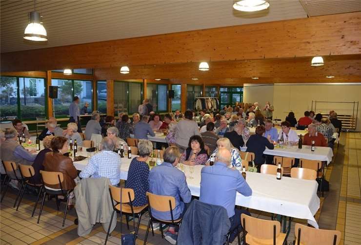 Einen gemütlichen Abend verbrachten rund 100 Mitglieder und Freunde des Männerchores.privat