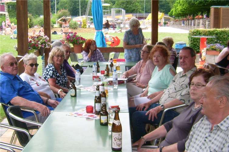 Einen gemütlichen Nachmittag verbrachte man am Kiosk des Sayner Schwimmbades. Foto: privat