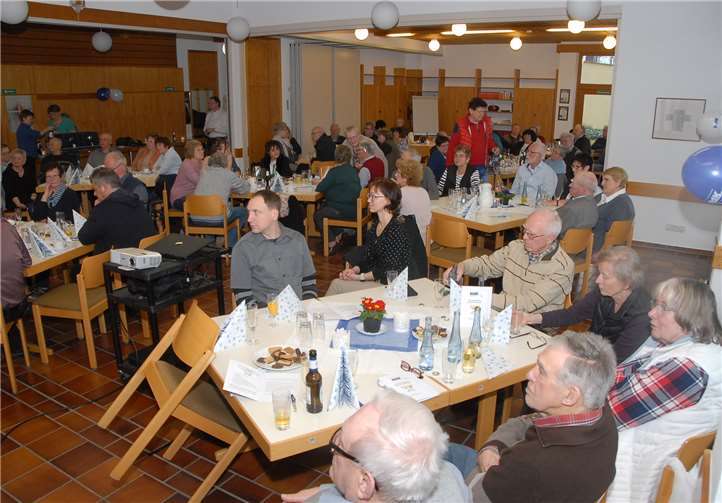 Einen gemütlichen Nachmittag verbrachten die Gäste derJubiläumsfeier im evangelischen Gemeindehaus von Dierdorf.Zuletzt gab es noch ein leckeres Abendessen.