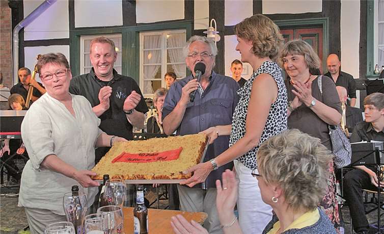 Einen großen Jubiläumskuchen gab es bei der Eröffnung der 10. Veranstaltungsreihe „Kultur im Hof“. V.l.: Angie Marschall, Lars Prior, Erich Marschall, Karin Arend und Ruth Fabritius.