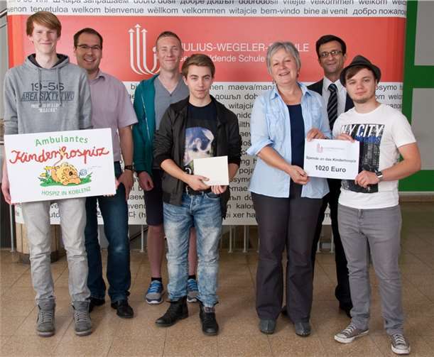 Einen großzügigen Spendenscheck konnten Schüler der Julius-Wegeler-Schule an Gisela Textor vom Kinderhospiz Koblenz übergeben. privat