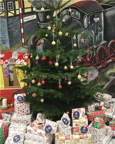 Einen gut gefüllten Gabentisch unterm Weihnachtsbaum ermöglichte die gelungene Aktion auch für Kinder aus sozial benachteiligten Familien.