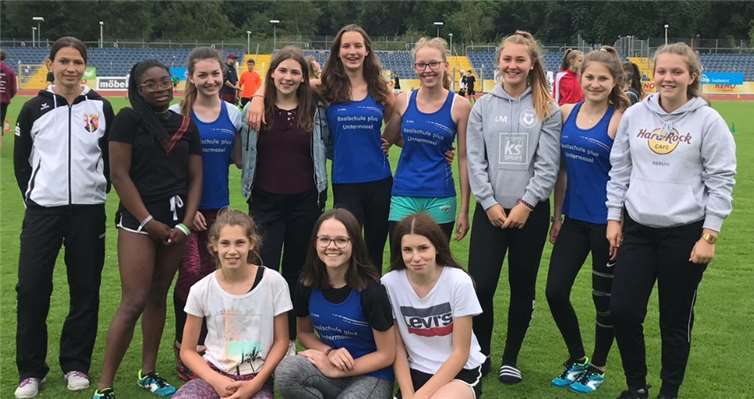 Einen guten 4. Platz belegten die Leichtathletinnen der Realschule plus Untermosel beim Landesentscheid im Stadion Oberwerth in Koblenz. (hinten v.li.) Sportlehrerin Sandra Keller, Roslène Humm, Jolina Weller, Valerija Cvika, Anouk Christmann, Michelle Muscheid, Leonie Mackowiak, Kathrin Brachtendorf, Annika Martini. (vorne v.li.) Chiara Marasa, Cathleen Esterlein, Jule Krechel. Realschule plus Untermosel