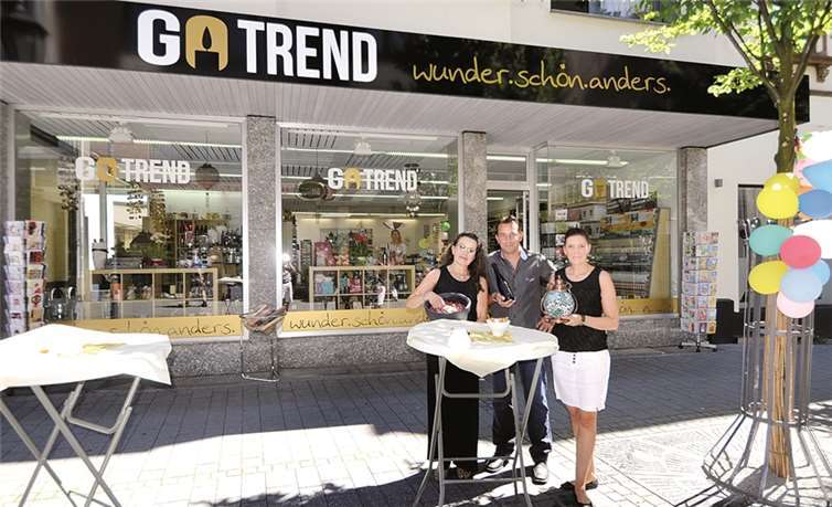 Einen guten Einstand feierten (v.l.n.r.) Annemarie und Gerrit Kanowski mit Santrina de Waele. WM