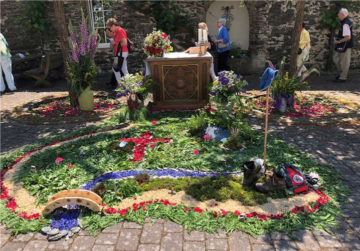 Einen herrlich gestalteter Altar, der Pilgern und Fronleichnam miteinander verbindet, konnten die Gottesdienstbesucher in Kloster Arnstein vorfinden. Foto: privat