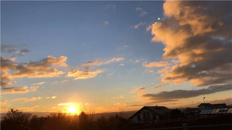 Einen herrlichen Sonnenuntergang in Lonnig fotografierte unsere Leserin Sabine Regnery. Foto: Sabine Regnery
