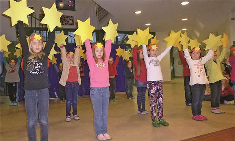 Einen „himmlischen“ Auftritt legten die Grundschulkinder bei der Adventfeier hin.privat