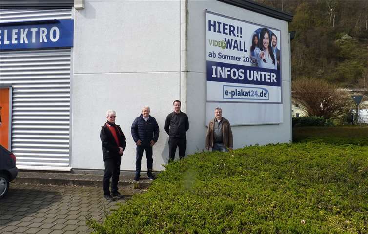 Einen idealen Standort für die erste Videowall in Bad Breisig bietet die Firma Queckenberg. V.li. Firmengründer Kurt Queckenberg (Meister für Radio- und Fernsehtechnik sowie Elektrotechnik), Thomas Selbach (Außendienst RS Computer), Daniel Queckenberg (Geschäftsführer) und Reiner Stutz (Geschäftsführer RS Computer).Quelle: RS Computer Bad Bodendorf