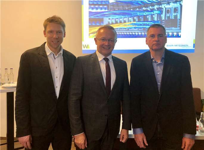 Einen intensiven Informationsaustausch und eine sich anschließende rege Diskussion gab es im Rahmen des fünften Unternehmerfrühstücks des Wirtschaftsforums Rengsdorf-Waldbreitbach. Wirtschaftsforum-Vorsitzender Michael Sterr (rechts) und sein Stellvertreter Kai Kuhn (links) begrüßten zur aktuellen Berichterstattung zum Breitbandausbau im Landkreis Neuwied den Landrat Achim Hallerbach.Foto: privat