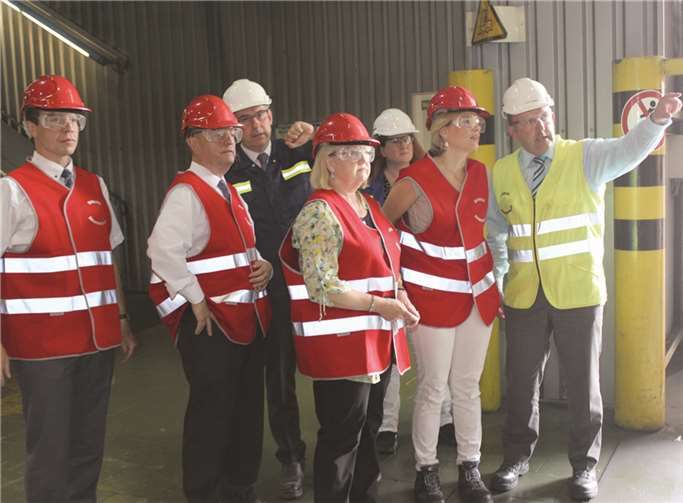 Einen interessanten Einblick in die Fertigung von Aluminiumwalzprodukten erhielt Julia Klöckner bei der Firma Aleris. privat