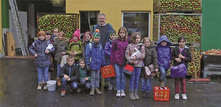 Einen interessanten lehrreichen Tag verbrachten die SchülerInnen der 4. Klasse in der Apfelmosterei. privat