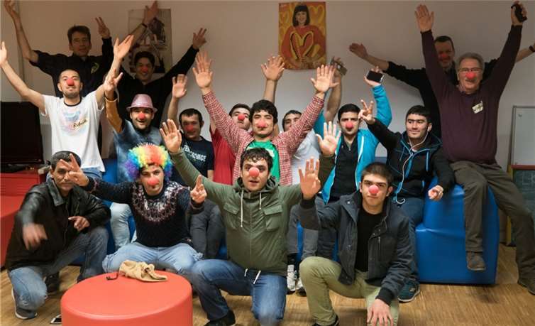 Einen kleinen Integrationskurs der etwas anderen Art absolvierten die jungen Flüchtlinge, die von den Helfern im Rheinbacher Flüchtlingstreff eine Einführung in den rheinischen Karneval erhielten. privat