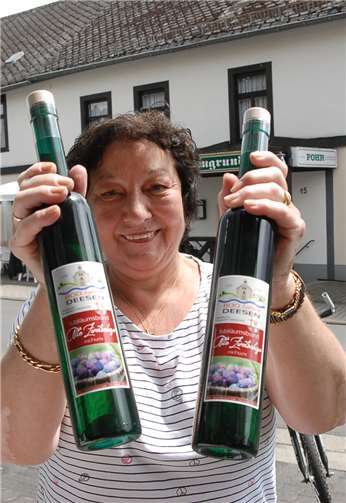 Einen leckeren Pflaumenlikör haben die Deesener aus eigenen Früchten Brennen lassen – leider sind schon fast alle limitierten Flaschen verkauft.