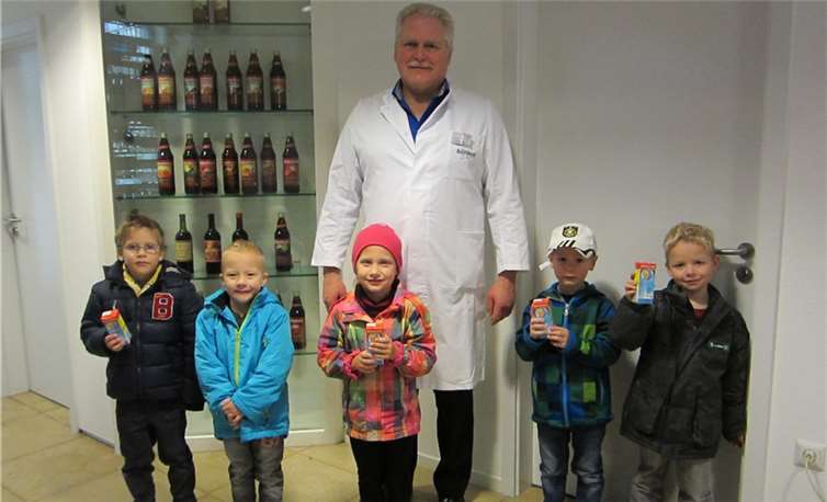 Einen lehrreichen Ausflug unternahmen die Vorschulkinder aus Ockenfels und durften frisch gepressten Apfelsaft probieren.Privat