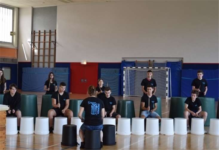 Einen musikalischen Willkommensgruß bot zum Einstieg die Streetdrummer-AG. Fotos: Geschwister-Scholl-Realschule plus