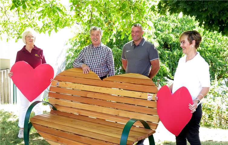 Einen neuen Platz zum Ausruhen und "Klönen", der nebenbei noch bezaubernd aussieht, spendeten die Königsfelder Möhnen der Gemeinde Königsfeld: . Zita Schmickler, Ortsbürgermeister Werner Breuer, 1. Beigeordneter Günter Dietzler und Obermöhn Brigitte Frahn (v. li.)Foto: privat