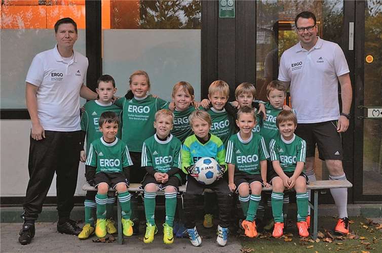 Einen neuen Trikotsatz wurde nun der F2-Jugend durch Herrn Rosenberger überreicht. privat