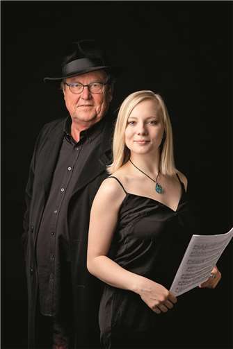 Einen neuen Zugang zur klassischen Musik möchte Lutz Görner zusammen mit Nadia Singer seinen Zuhörern im Augustinum schenken. privat