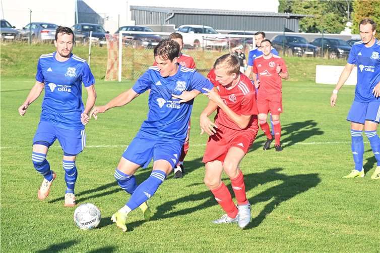 Einen packenden Zweikampf liefert sich Niclas Lohn (am Ball) in dieser Szene mit Paul-Jordan Michels, links sieht Lohns Mannschaftskollege Yannik Idczak zu. Fotos: SK