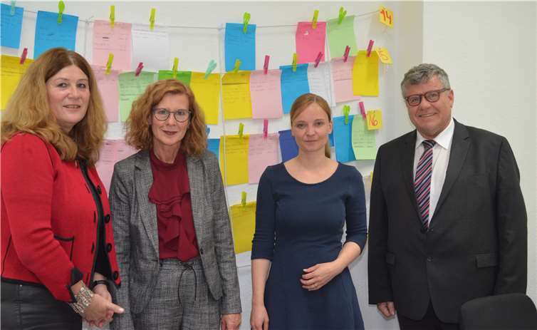 Einen persönlichen Eindruck über die Arbeitsweise bei FUNK verschafften sich Bildungsdezernent Michael Mahlert, Schulreferentin Mechtild Laupichler und Bildungskoordinatorin für Neuzugewanderte Andrea Oosterdyk bei FUNK mit Geschäftsführerin Dr. Kerstin Kallass (2.v.r.). Foto: privat