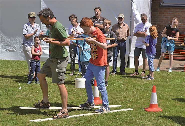 Einen riesigen Spaßes hatten die Teilnehmer beim „Paar-Ski-Langlauf“. AB