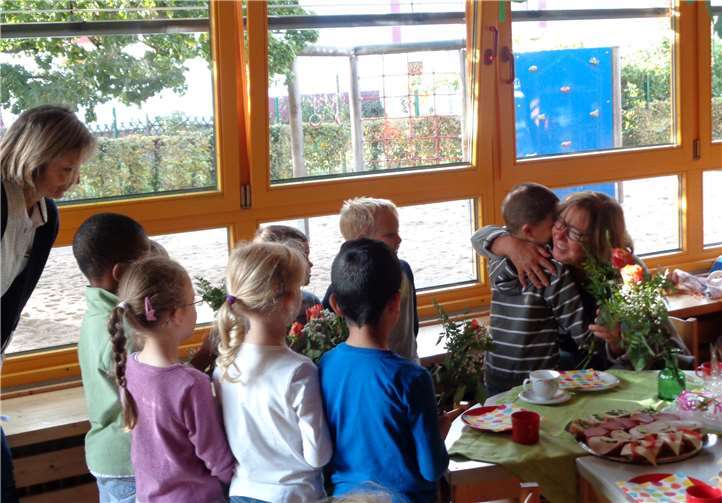 Einen rührenden Abschied bereiteten die Kinder von St. Johannes Nepomuk ihrer Erzieherin Hildegard Eraßmy.  privat