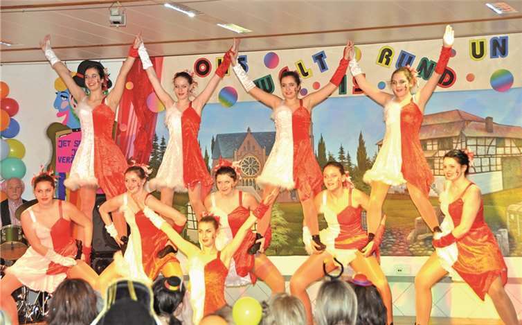 Einen schmissigen Gardetanz legte die Garde der Rot-Weißen Funken auf´s Parkett.