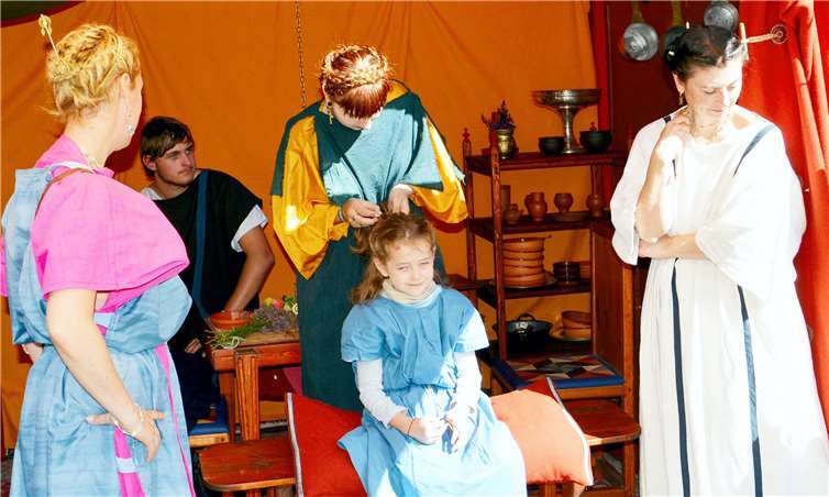 Einen schönen Einblick in das römische Familienleben und die Alltagswelt bot die Familia Popaea aus Augusta Treverorum (Trier). Privat