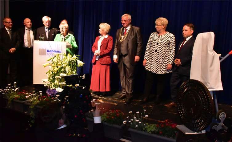 Einen schwarzen Schängeldeckel schenkten die Fraktionsvorsitzenden des Stadtrats dem Ehepaar Dr. Christiane Herzog und Prof Dr. Joachim Hofmann-Göttig.HEP