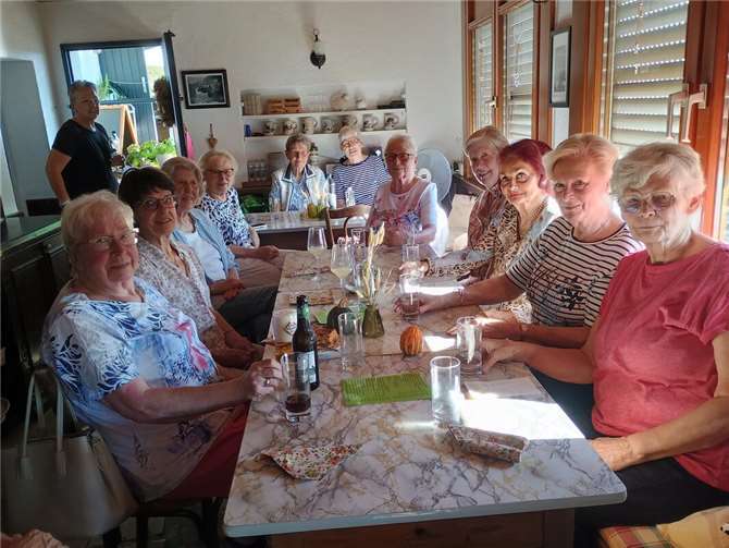 Einen sehr schönen Nachmittag in geselliger Runde verbrachten die Frauen in Leutesdorf. Fotos: Inge Selt