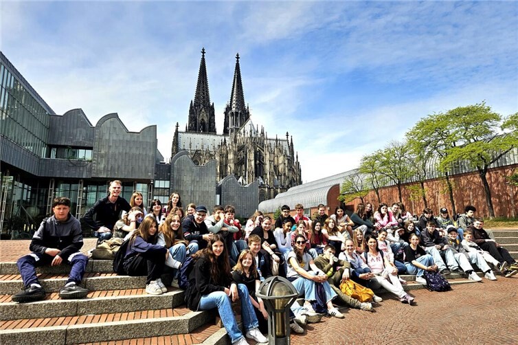 Einen sonnigen Tag verbrachten die Partnerschüler beider Länder gemeinsam bei einem Ausflug in die Domstadt.