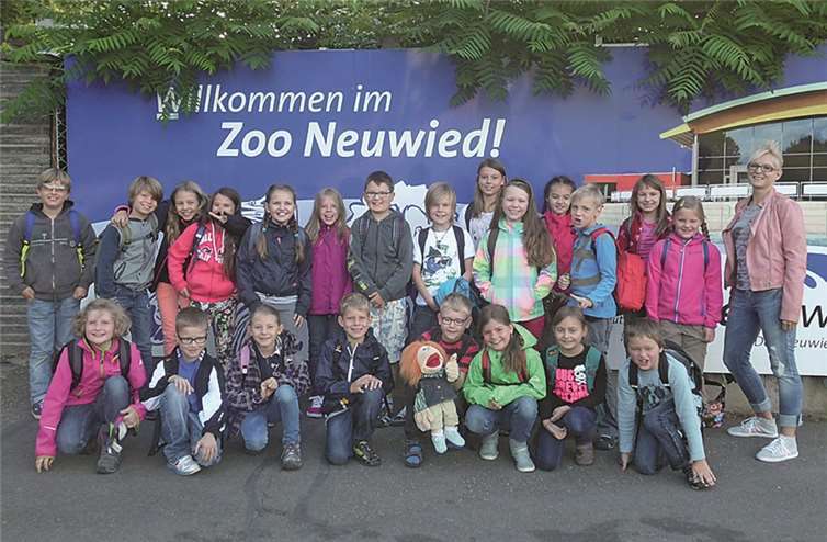 Einen spannenden Tag im Zoo Neuwied hatten sich die Sieger der Waldjugendspiele 2013 verdient: Die Klasse 4 der Grundschule Oberfell sowie ihre Klassenlehrerin Dominique Lorenz.privat