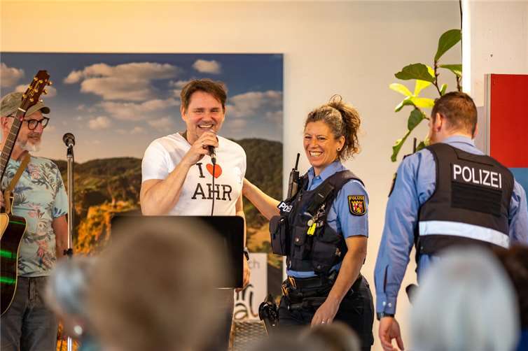 Einen spannenden, informativen und auch überraschenden Nachmittag erlebten Kinder und Eltern bei der Premierenlesung von „Was ist Was – Polizei“ auf der Kleinen Bühne im Kurpark. Foto: Stephan Wirwalski