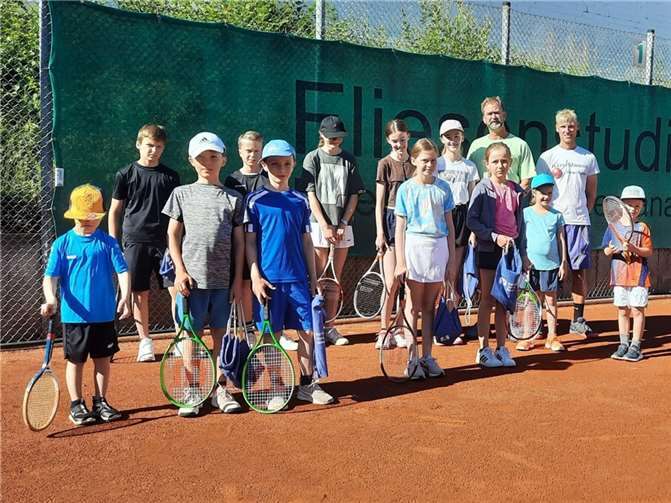 Einen sportlichen Start in die Sommerferien gab es für zwölf Kinder und Jugendliche beim traditionellen Tenniscamp des TC Rheinbach auf der Tennisanlage am Freizeitpark. Foto: privat