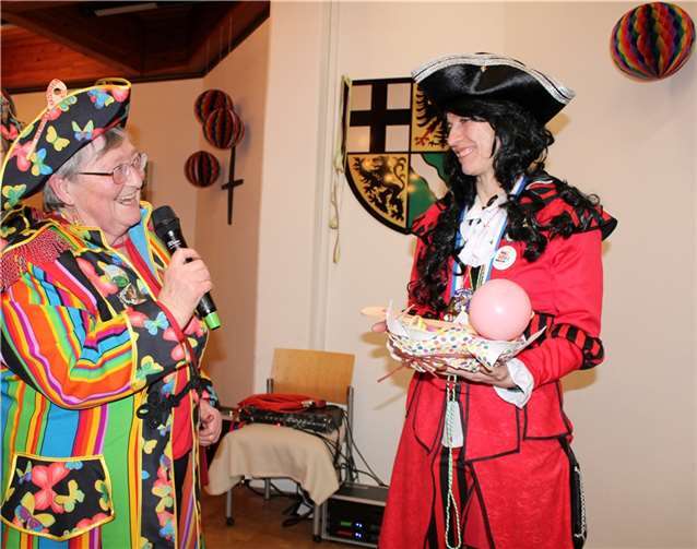 Einen stilechten Käslöffel samt Schale überreichten die Heppinger Käslöffele der Landrätin.