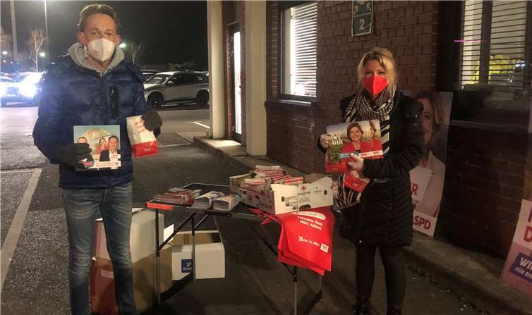 Einen süßen und vor allem sehr frühen Start in den Tag bereiteten Lana Horstmann und Marc Ruland der Frühschicht von ThyssenKrupp Rasselstein.Foto: SPD