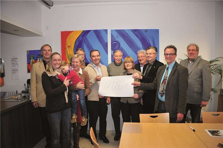 Einen symbolischen Scheck im Wert von 2.000 Euro übergab der Lions Club Bad Neuenahr an Vertreter der Lebenshilfe Kreisvereinigung Ahrweiler e. V. RÜ