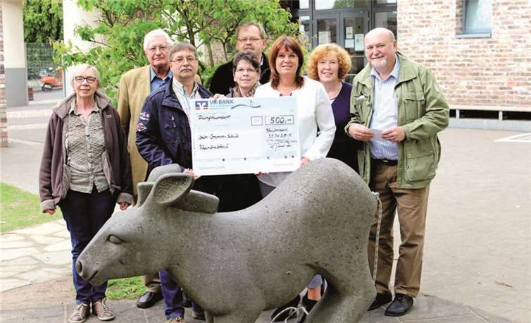 Einen symbolischen Scheck über 500 Euro überreichte die KG „Me haalen et us“ zugunsten des Schülermusicals "Seven Mountains“. DL