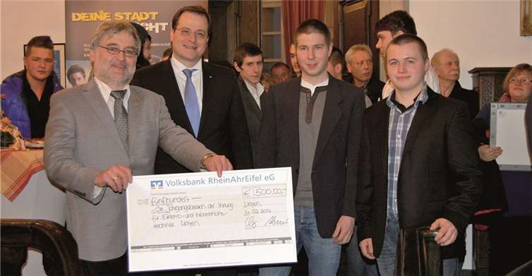 Einen symbolischen Scheck überreichte die Volksbank RheinAhrEifel eG für die Prüfungsbesten.  Kreishandwerkerschaft Mittelrhein