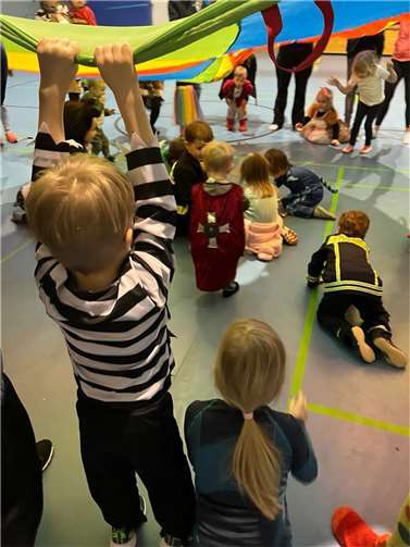 Einen tollen Abschluss fand diese Turnstunde unter dem Fallschirm.  Foto: privat