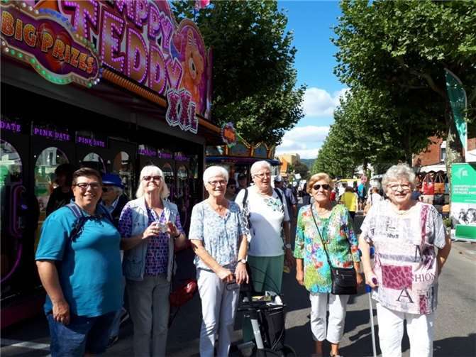 Einen tollen Tag mit vielen Eindrücken verbrachten Seniorinnen aus der Verbandsgemeinde Weißenthurm mit Nina Ketzner (li.) vom BürgerStützpunkt+ auf dem Bartholomäusmarkt und beim Blumenkorso in Bad Ems.  Foto: BürgerStützpunkt+
