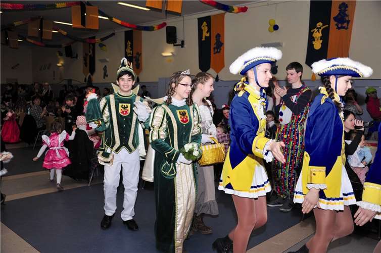 Einen triumphalen Einzug hielten Luis I. (Baptista Tomè) und Charlotta I. (Adams), begleitet von den Sinziger Stadtsoldaten, im Helenensaal und wurden von ihren kleinen Untertanen mit bester Stimmung empfangen.