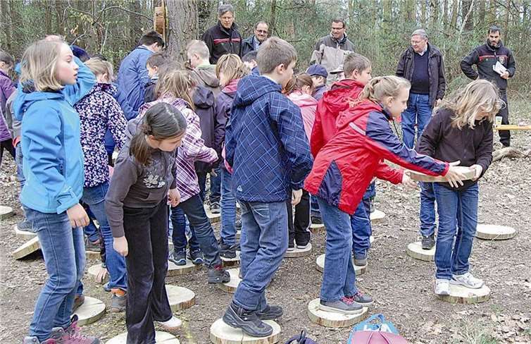 Einen trockenen Fußweg „über den Sumpf“ bahnen - eine Aufgabe für die Drittklässler.