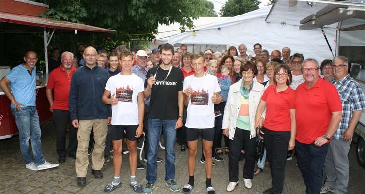 Einen überaus freundlichen Empfang bereitetedie Dünfuser Dorfgemeinschaft den erfolgreichen RuderernTim Bier, Simon Haible und Julian Harwardt bei ihrer Rückkehr vom Wettkampf in Köln. Foto: TE