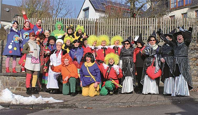 Einen wahrlich gelungenen Schwerdonnerstag erlebten die Neardascher Möhnen mit ihrem Umzug und der anschließenden Feier im Gemeindesaal. privat