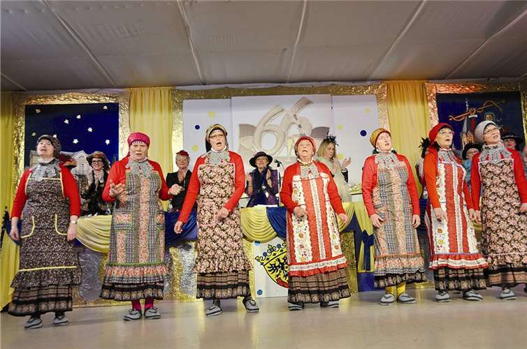 Einen wunderschönen „Babuschka“-Tanz in Anlehnung an den Eurovision Song-Kontext präsentierten Rosmarie Lore, Agnes Demmer, Irmgard Philipp, Monika Becker, Marie-Theres Schüller, Gisela Dedenbach, Gertrud Herter und Irmtraud Brötz.