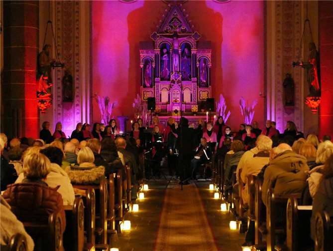 Einen wunderschönen Konzertabend erlebten die etwa 250 Zuhörer, die sich am vorletzten Novembersamstag in die stimmungsvoll beleuchtete Nickenicher Pfarrkirche aufgemacht hatten. Foto: privat